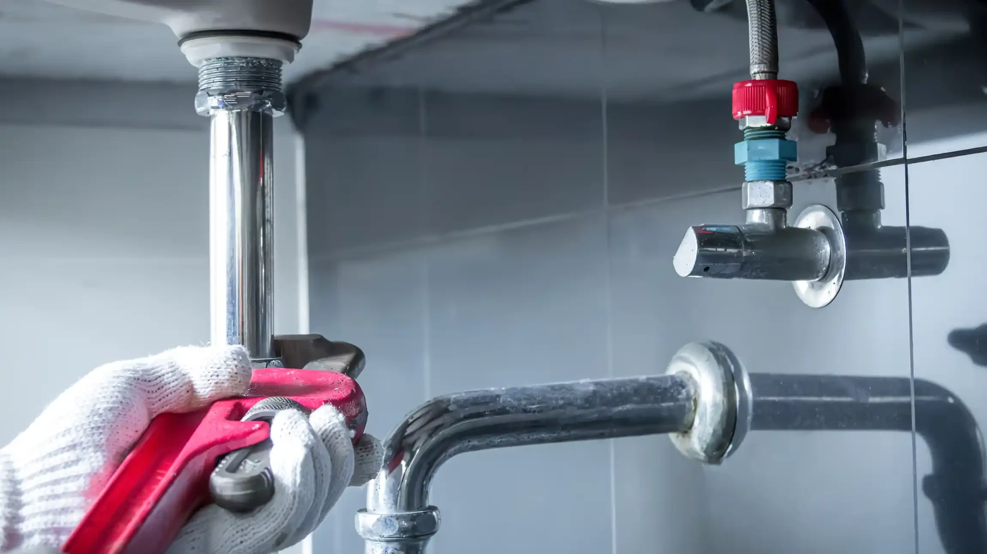 Intérieur d'un local technique avec système de filtration d'eau