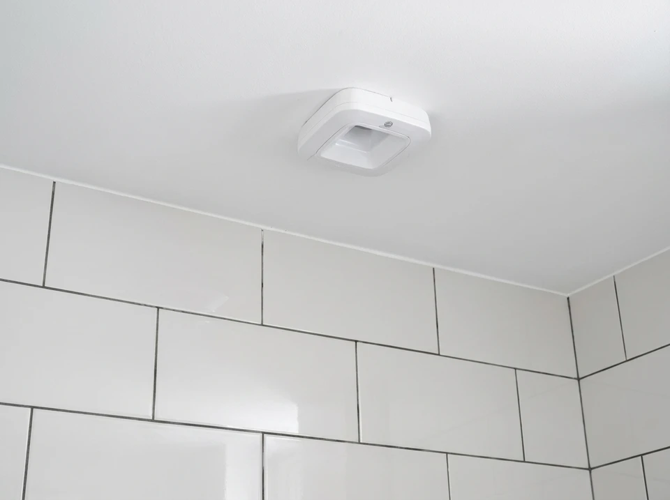 Salle de bain moderne avec mur carrelé vert lime