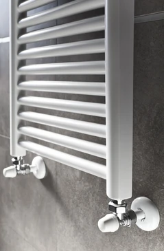Salle de bain moderne avec radiateur sèche-serviettes blanc monté au mur